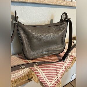 Michael Kors Raven Medium Messenger bag taupe/gray “cinder”